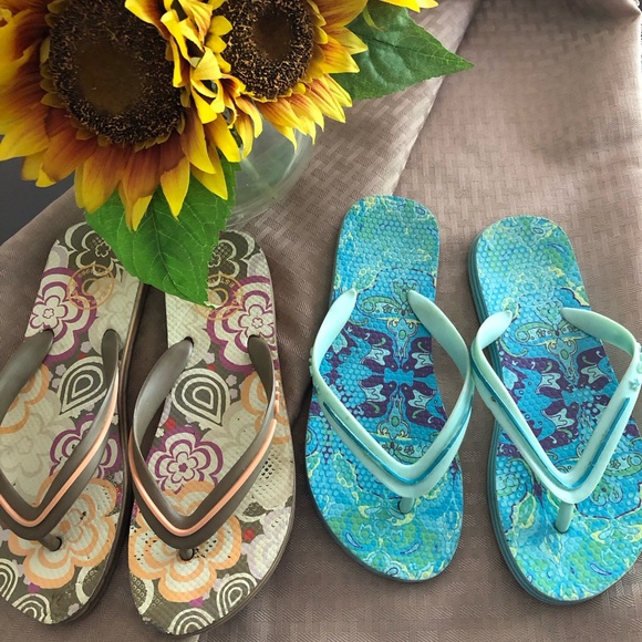 GAP WOMENS PAISLEY FLIP FLOPS SET of TWO - Picture 2 of 10